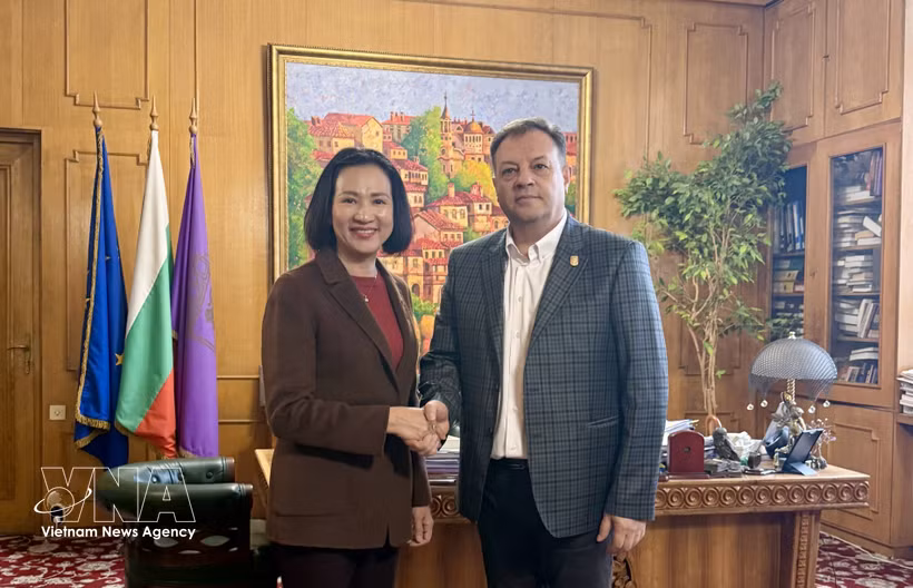 Vietnamese Ambassador to Bulgaria Nguyen Thi Minh Nguyet (left) meets with Daniel Pano, Mayor of Veliko Tarnovo city. (Photo: VNA)
