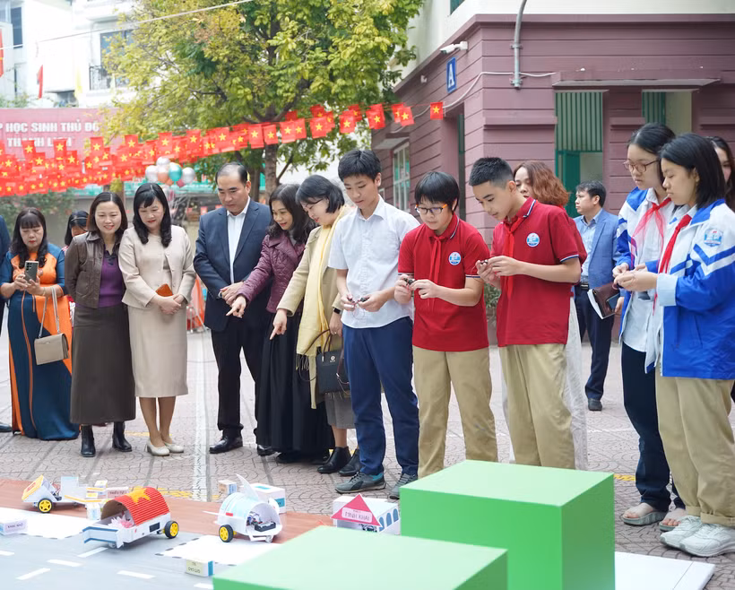 Students showcase STEM models, demonstrating practical applications of science and technology in the classroom. (Photo: VietnamPlus)