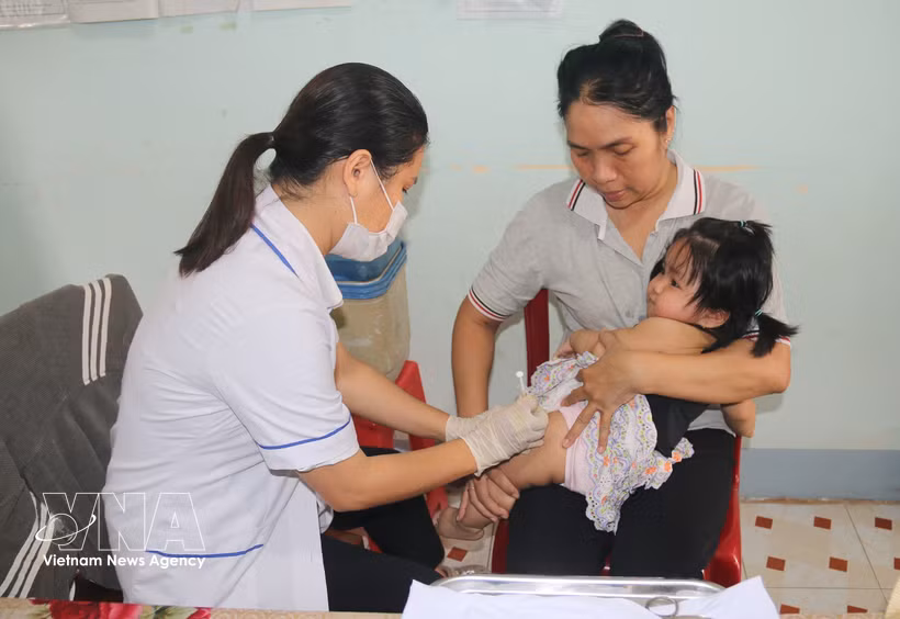 A medical worker administer the IPV polio vaccine to children in An Thạnh Thủy commune, Dong Thap province. (Photo: VNA)