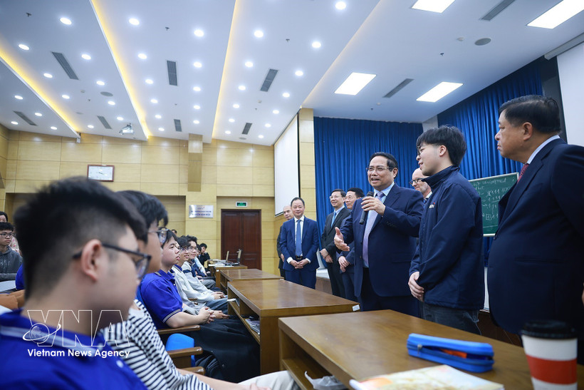 Prime Minister Pham Minh Chinh meets students of the University of Science and Technology of Hanoi. (Photo: VNA) 