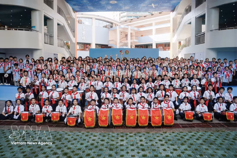 Participants of the 2026 Vietnam – China children’s exchange programme pose for a group photo (Photo published by VNA)