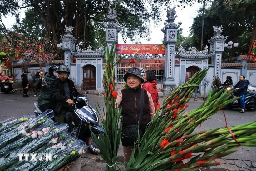 Hanoi residents go shopping for Tet (Photo: VNA)