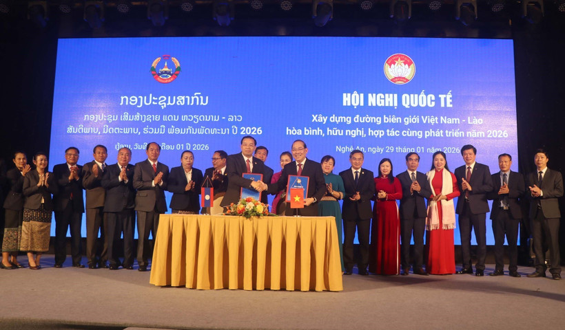 Leaders of both sides sign a joint communiqué on the results of the conference held in Vietnam's central province of Nghe An (Photo: VNA)