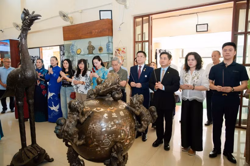 Consul General Dinh Hoang Linh and members of the Vietnamese community offer incense and flowers at the President Ho Chi Minh Memorial Site in Udon Thani. (Photo: VietnamPlus)