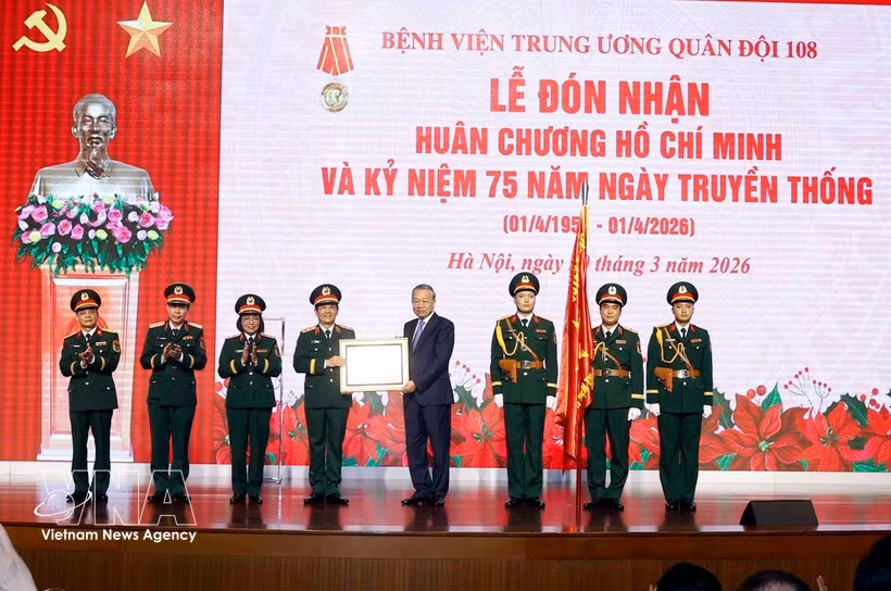 Party General Secretary To Lam presents the Ho Chi Minh Order to Military Central Hospital 108 on March 30. (Photo: NVA)