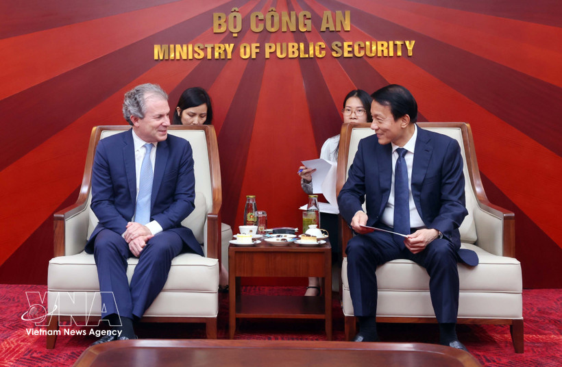 Minister of Public Security General Luong Tam Quang (right) and Daniel Rosen, CEO of Rosen Partners, at their meeting on March 17. (Photo: VNA)