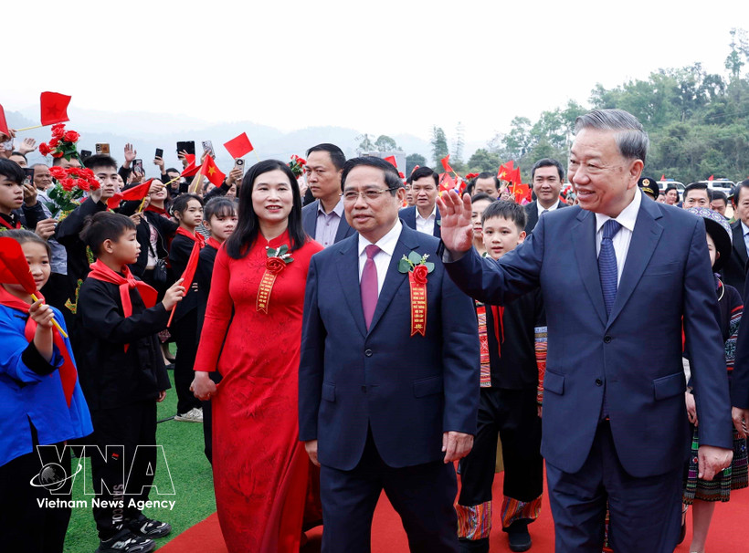 Students welcome Party General Secretary To Lam and Prime Minister Pham Minh Chinh to the ceremony (Photo: VNA)