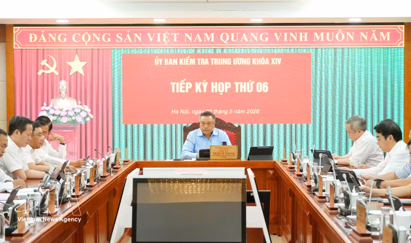 Tran Sy Thanh, Politburo member, Secretary of the Party Central Committee and head of the committee’s Inspection Commission chairs the commission's meeting (Photo: VNA)