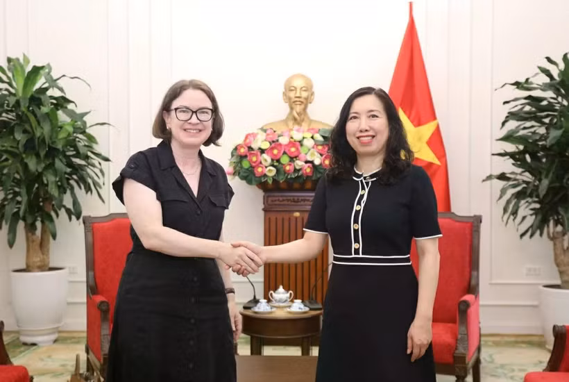 Deputy Minister of Foreign Affairs Le Thi Thu Hang (R) meets with Irish Ambassador to Vietnam Deirdre Ní Fhallúin in Hanoi on April 21. (Photo: baoquocte.vn)