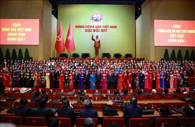 Party and State leaders pose for a group photo with female delegates attending the 14th National Party Congress. (Photo: VNA)