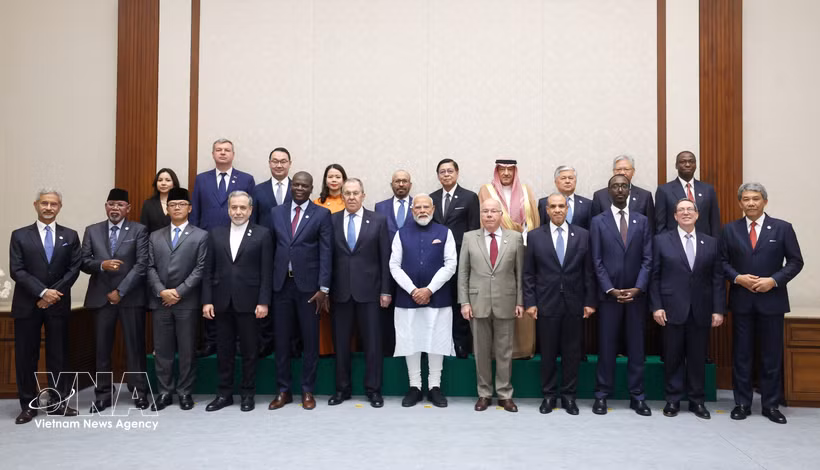 Ministers and deputy ministers from BRICS member and partner countries pose for a group photo while attending the Expanded BRICS Foreign Ministers' Meeting in India on May 14. (Photo: VNA)