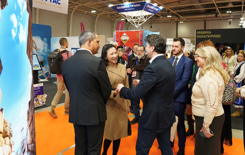 On the sidelines of the HOLIDAY & SPA EXPO 2026, Vietnamese Ambassador to Bulgaria Nguyen Thi Minh Nguyet met with Bulgarian Minister of Tourism Miroslav Borshosh. (Photo: VNA)