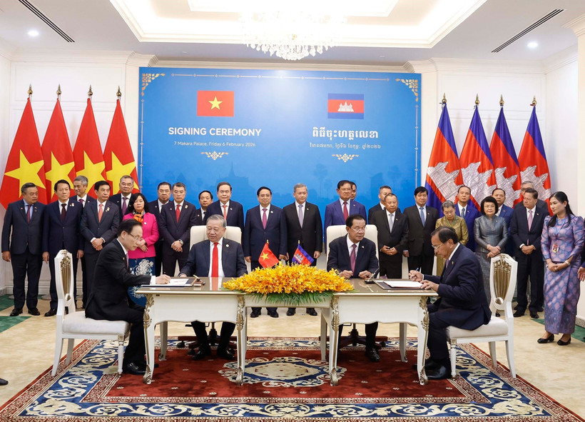 Party General Secretary To Lam and CPP President Hun Sen witness the signing of a cooperation agreement between the Party Committee of the Vietnamese Ministry of Foreign Affairs and the CPP Central Committee’s Commission for External Relations. (Photo: VNA)