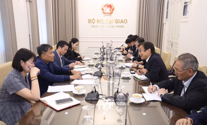 Standing Deputy Minister of Foreign Affairs Nguyen Minh Vu receives Representative Director and Executive Vice President of Idemitsu Kosan Atsuhiko Hirano in Hanoi on June 12, 2026. (Photo: Ministry of Foreign Affairs)