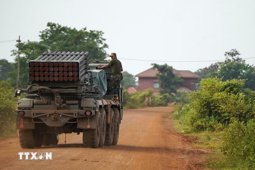 Cambodian soldiers are deployed alongside a BM-21 Grad multiple rocket launcher in a disputed border area with Thailand near Ta Moan Thom temple on July 25, 2025. (Source: Reuters/VNA)