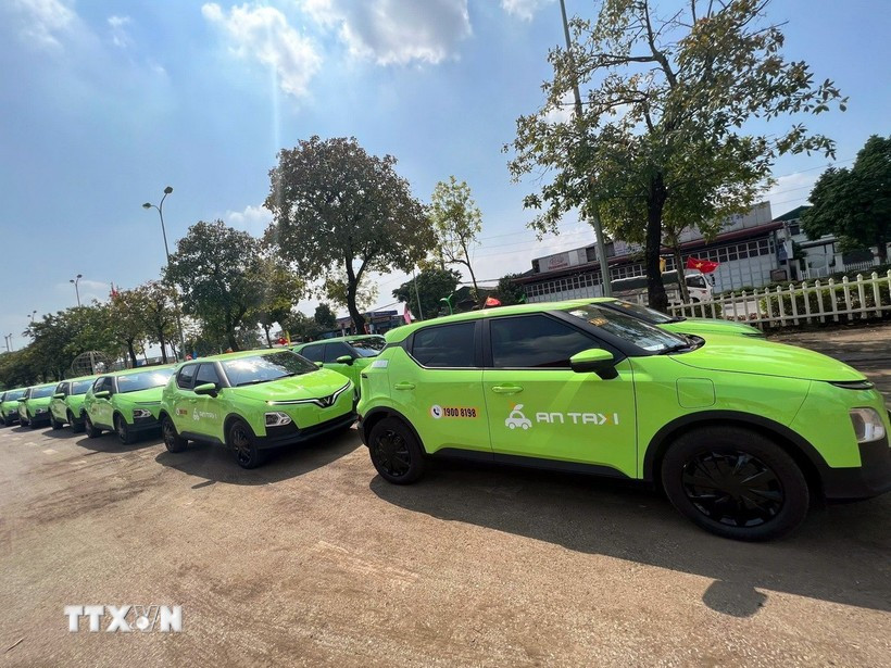 Electric taxis. Between 2026 and 2030, Hanoi will finalise mechanisms and policies to support taxi operators in switching from fossil fuels to clean energy. (Photo: VNA)