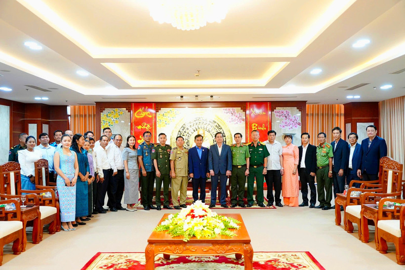 The delegation from Cambodia's Preah Sihanouk province poses for a group photo with leaders of Ca Mau province and representatives of provincial departments and agencies .(Photo: VNA)