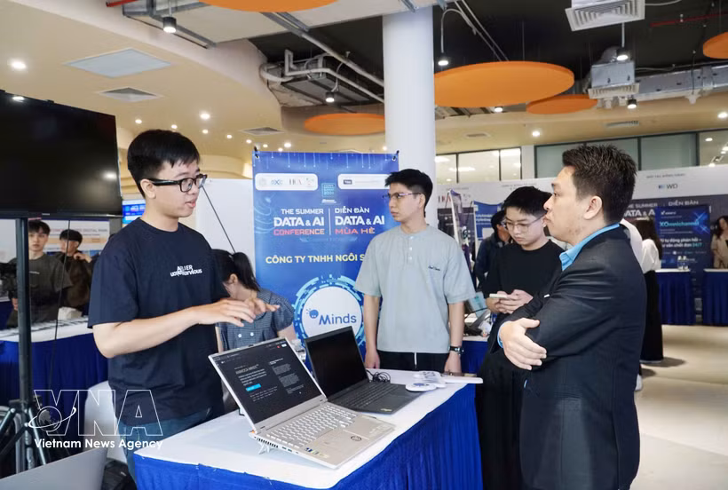 Visitors explore technology exhibition booths during the Data & AI Forum in Ho Chi Minh City on May 8, 2026. (Photo: VNA)