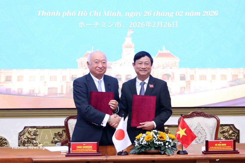 Vo Van Minh (right), Chairman of the Ho Chi Minh City People’s Council, and Yanai Shungaku (left), Chairman of the Yamaguchi Prefectural Assembly, sign a memorandum of understanding on friendly exchanges and cooperation. (Photo: VNA)