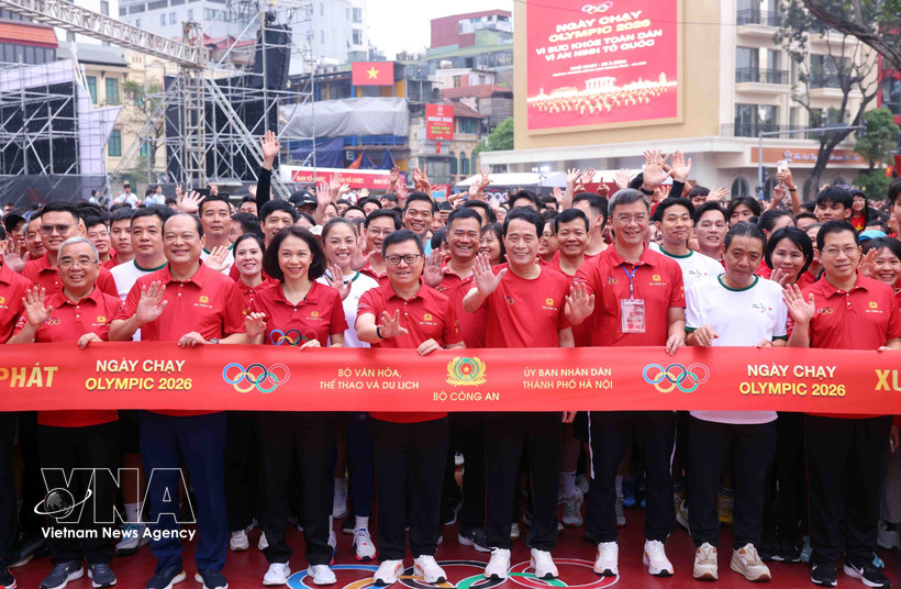 People join the 2026 Olympic Run Day for public health, national security in Hanoi. (Photo: VNA)