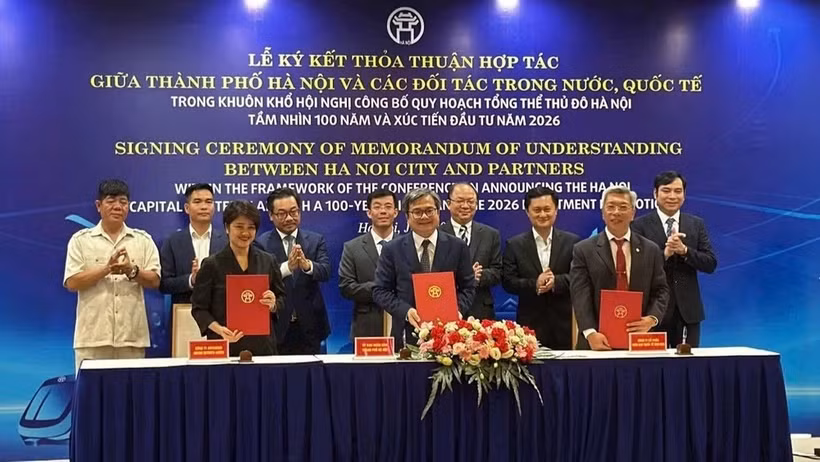 A memorandum of understanding is signed between the Hanoi People's Committee and AMD Vietnam Corporation, SunEdu Joint Stock Company, a member of SunElectronics Group, on cooperation in training and developing high-quality human resources. (Photo courtesy of the organising committee)