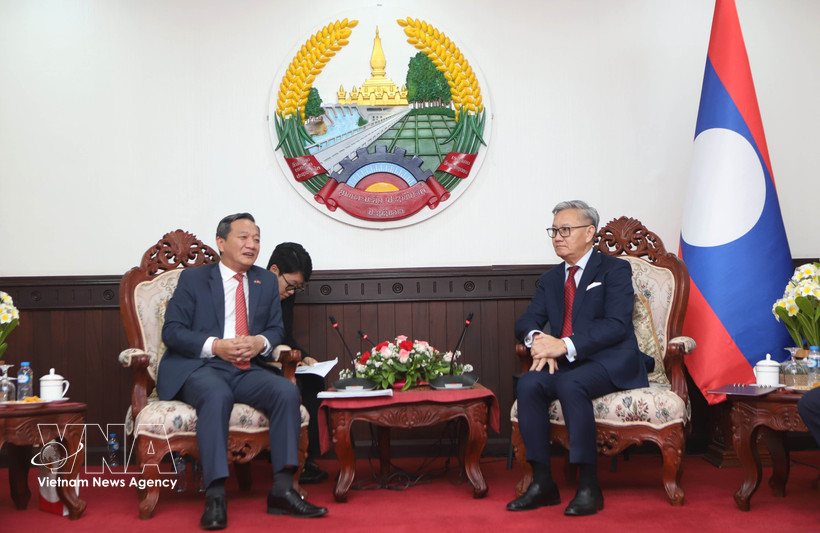 Lao Deputy Prime Minister and Minister of Foreign Affairs Thongsavan Phomvihane (right) and Vietnamese Ambassador to Laos Nguyen Minh Tam at their meeting on March 23 (Photo: VNA)