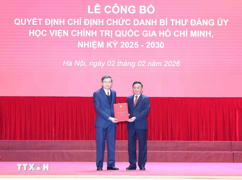 Tran Cam Tu (R), Politburo member, permanent member of the Party Central Committee’s Secretariat, and Secretary of the Party Committee of Central Party Agencies, on February 2 presents a decision of the Standing Board of the Party Committee of the Central Party Agencies appointing Doan Minh Huan, Politburo member, Standing Deputy Secretary and Director of the Ho Chi Minh National Academy of Politics, as Secretary of the Academy’s Party Committee. (Photo: VNA)