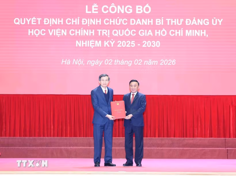Tran Cam Tu (R), Politburo member, permanent member of the Party Central Committee’s Secretariat, and Secretary of the Party Committee of Central Party Agencies, on February 2 presents a decision of the Standing Board of the Party Committee of the Central Party Agencies appointing Doan Minh Huan, Politburo member, Standing Deputy Secretary and Director of the Ho Chi Minh National Academy of Politics, as Secretary of the Academy’s Party Committee. (Photo: VNA)