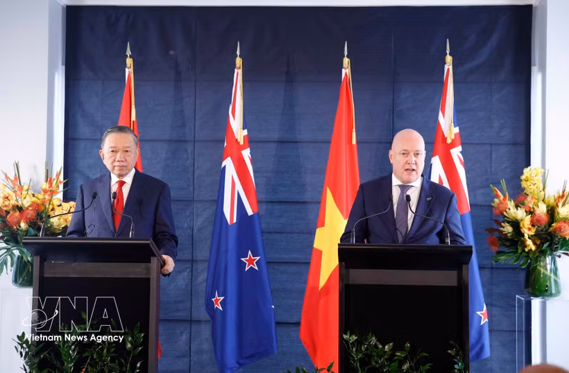 General Secretary of the Communist Party of Vietnam Central Committee and President To Lam (L) and New Zealand Prime Minister Christopher Luxon brief the press on the outcomes of their talks in Auckland on August 13, 2026. (Photo: VNA)