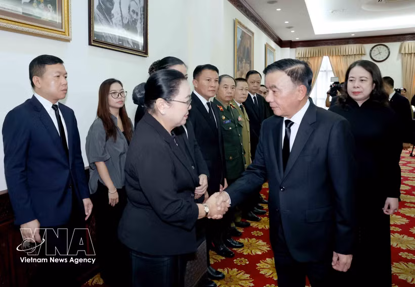Politburo member and Standing member of the Communist Party of Vietnam (CPV) Central Committee’s Secretariat Tran Cam Tu (second, right) offers condolences to Lao Ambassador to Vietnam Khamphao Ernthavanh on August 10. (Photo: VNA)