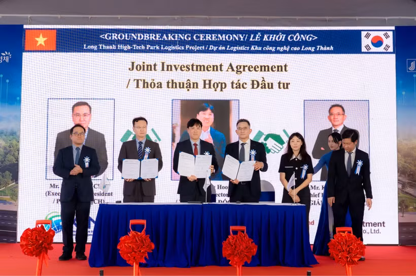 Korea Overseas Infrastructure & Urban Development Corporation (KIND) poses for a commemorative photo after attending the groundbreaking ceremony for the Advanced Smart Logistics Center development project and the signing ceremony for a memorandum of understanding (MOU) at the Advanced Industrial Complex in Amata City Long Thanh in Long Thanh, Dong Nai City, Vietnam, on May 28 (local time). (Photo courtesy of KIND)