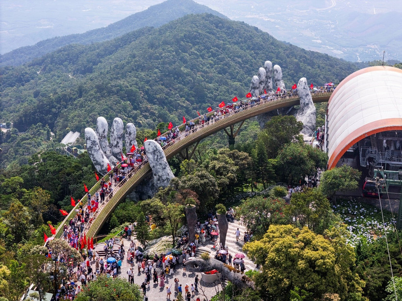 Golden Bridge – the iconic tourism bridge in Da Nang – is the only representative from Vietnam to be named among the world’s most beautiful bridges.