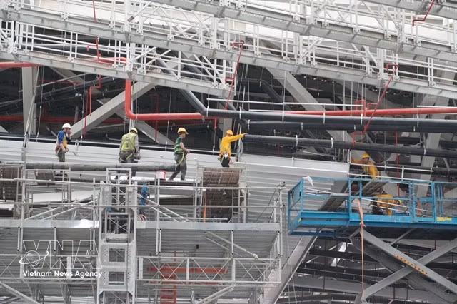 Construction at Long Thanh International Airport, developed by the Airports Corporation of Vietnam, is accelerating. The State can retain at least 65% in sectors including airport management and operation, air transport. (Photo: VNA)