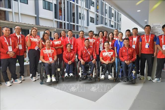 Officials from the Ministry of Culture, Sports and Tourism visit and encourage the Vietnamese Para sports delegation at the 13th ASEAN Para Games in Thailand. (Photo published by VNA)