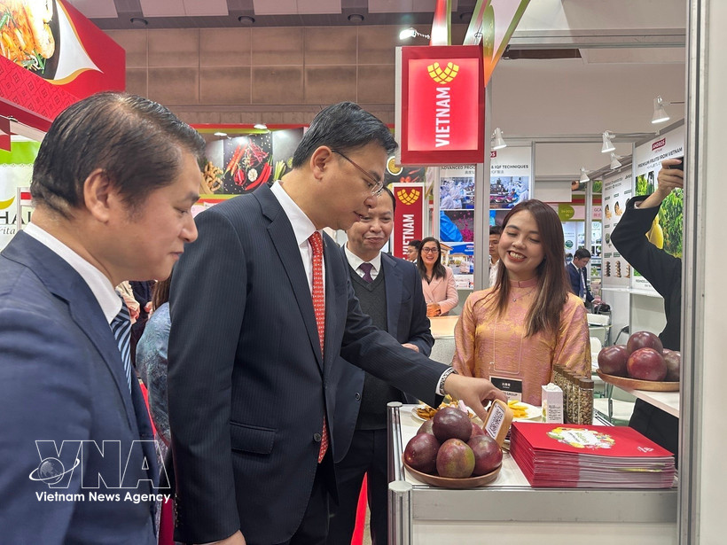 Vietnamese Ambassador to Japan Pham Quang Hieu visits a booth showcasing Vietnamese fruits at the Foodex Japan exhibition in Tokyo. Photo: VNA)