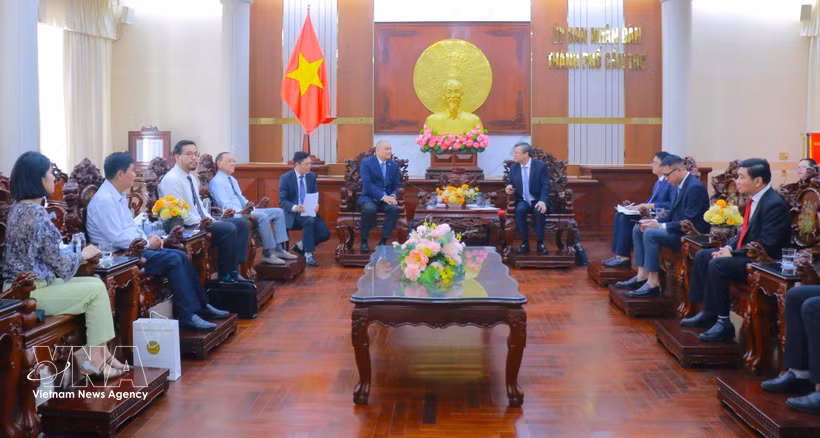 An overview of the working session between the Kazakh delegation and the Can Tho City People's Committee on July 16. (Photo: VNA)