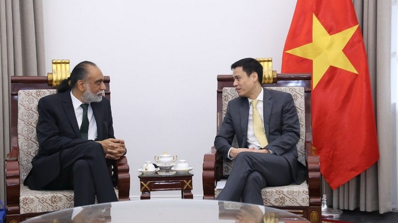 Deputy Minister of Foreign Affairs Dang Hoang Giang (right) and UN Under-Secretary-General and Special Envoy of the UN Secretary-General for Digital and Emerging Technologies Amandeep Singh Gill at their meeting on January 16 (Photo: VNA)