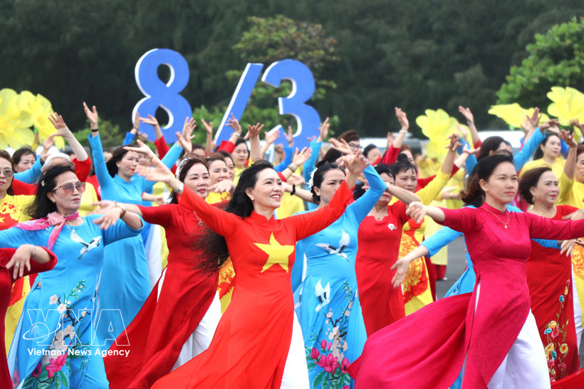 Vietnamese women shine in the traditional Ao dai (Photo: VNA)