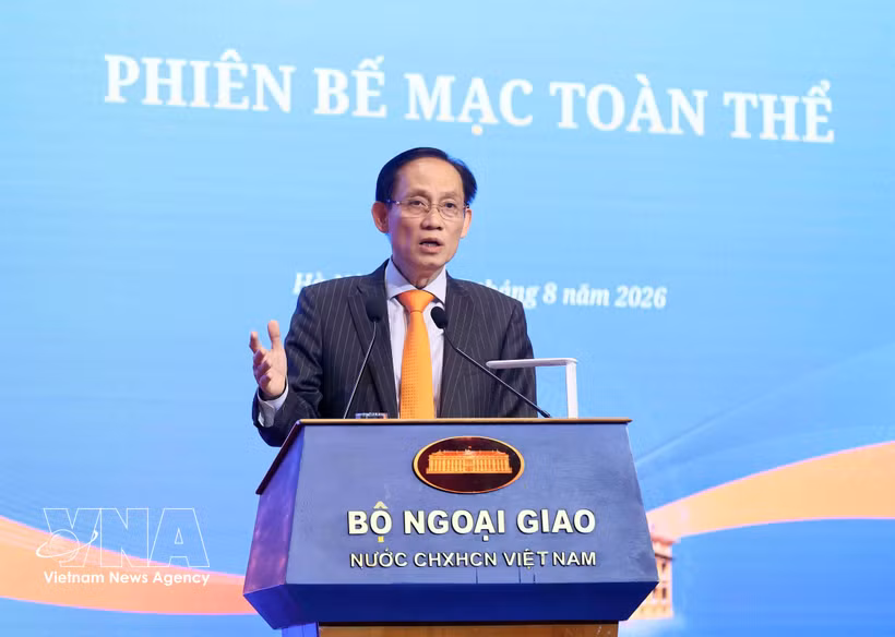 Politburo member and Minister of Foreign Affairs Le Hoai Trung speaks at the 33rd Diplomatic Conference's closing session in Hanoi on August 7, 2026. (Photo: VNA)