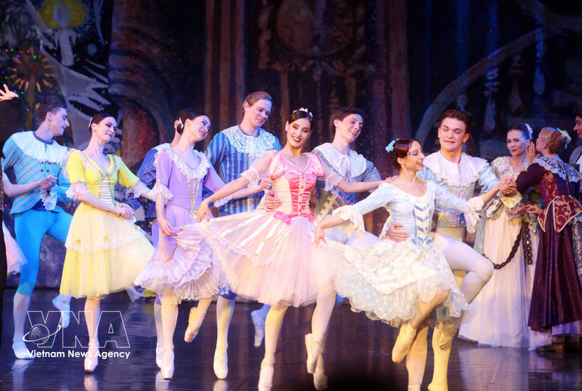 The artists perform the ballet "The Nutcracker" at Ho Guom Opera House on March 25 (Photo: VNA)