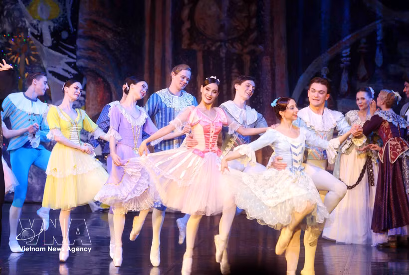 The artists perform the ballet "The Nutcracker" at Ho Guom Opera House on March 25 (Photo: VNA)