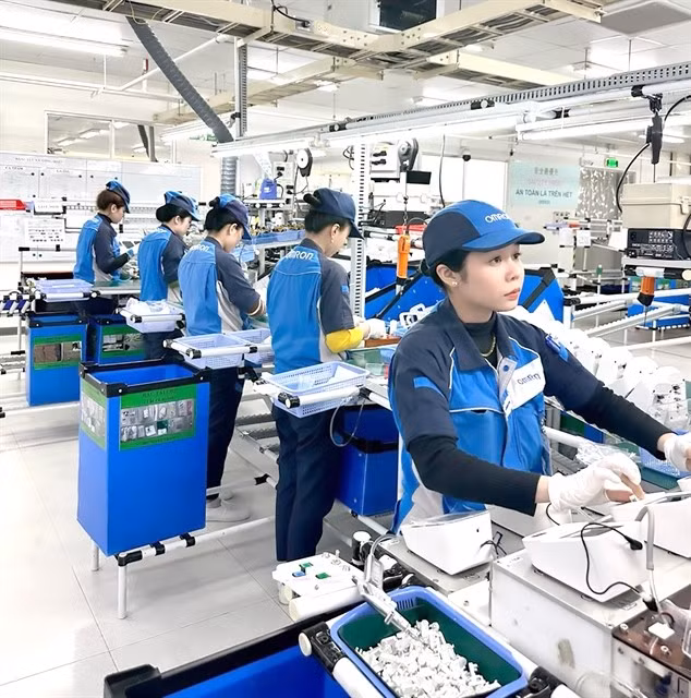 Workers in OMRON Healthcare Manufacturing's facility in Ho Chi Minh City (Photo: OMRON Vietnam)