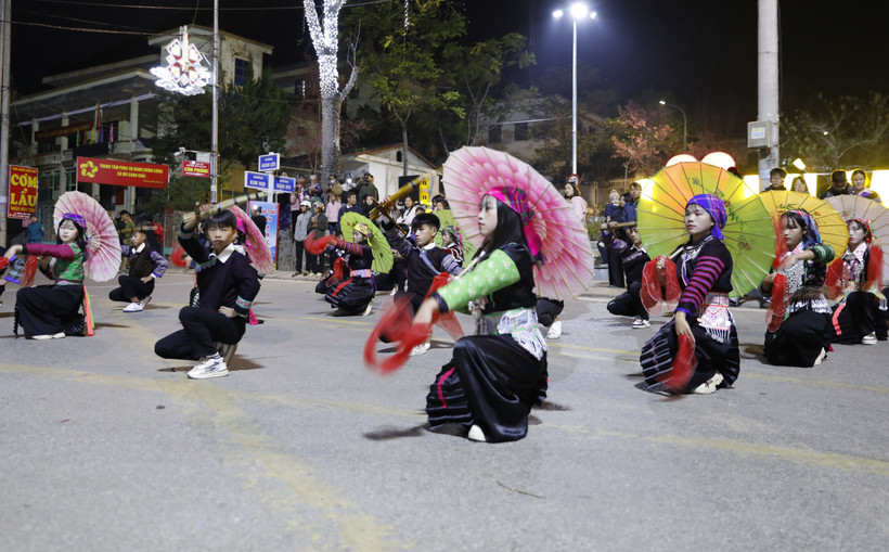 A street parade, one of the activities attracting visitors to the event. (Photo: VNA)