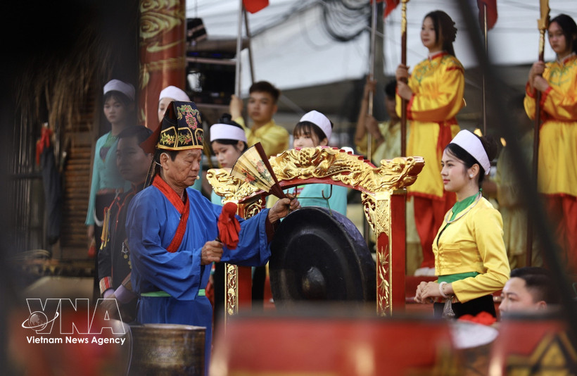 The ritual of praying for a good harvest is performed at the festival. (Photo: VNA)
