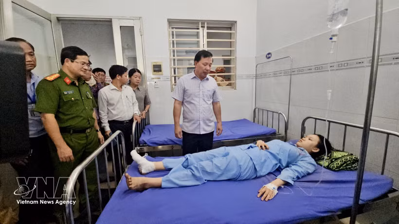 Leaders of the People’s Committee of Dong Nai province and authorities visit victims of the coach fire at the Trang Bom medical station (Photo: VNA)