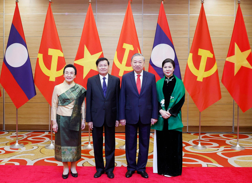 Party General Secretary To Lam and his spouse pose with Lao Party General Secretary and President Thongloun Sisoulith and his spouse in Hanoi on January 26, 2026. (Photo: VNA)