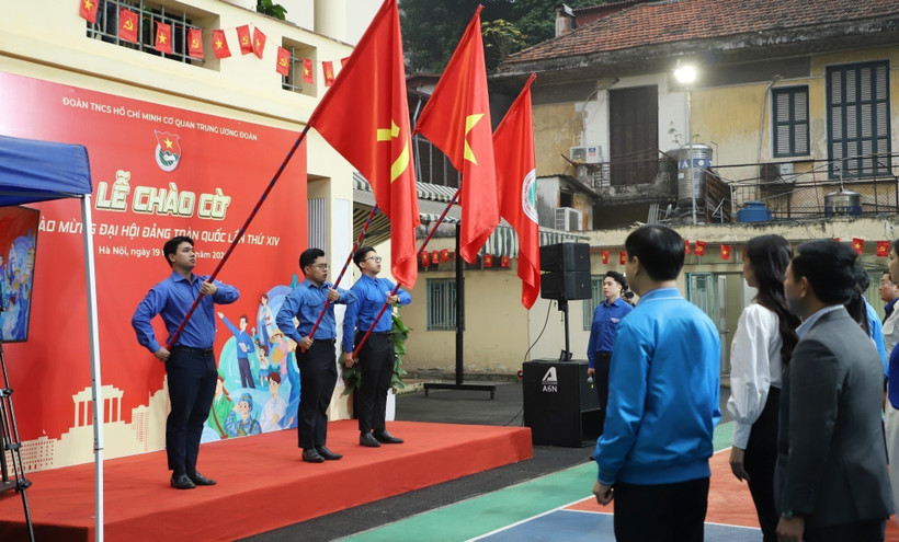 A flag salute ceremony at the headquarters of the Central Committee of the Ho Chi Minh Communist Youth Union (Photo: VNA)