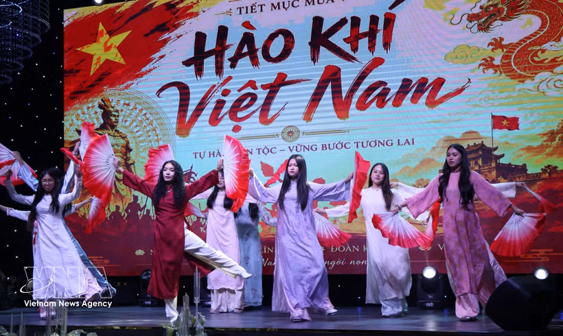 An art performance by young overseas Vietnamese during the Vietnamese language exchange programme (Photo: VNA)