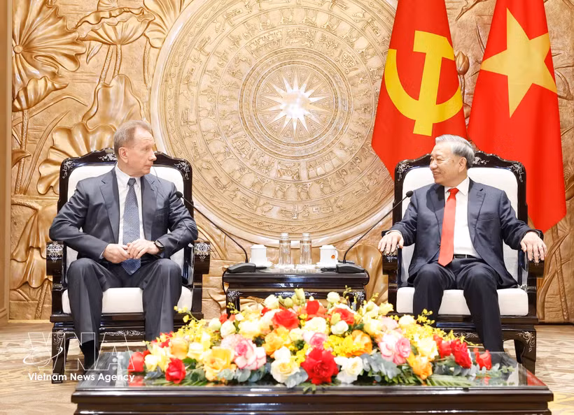 Party General Secretary and State President To Lam (R) and Viktor Zolotov, Director of the Federal National Guard Service of Russia in Hanoi on April 13. (Photo: VNA)