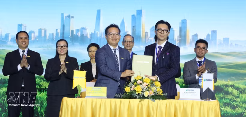 Representatives from Nam A Bank and the Swiss Investment Fund for Emerging Markets (SIFEM AG) at the signing ceremony. (Photo: VNA)